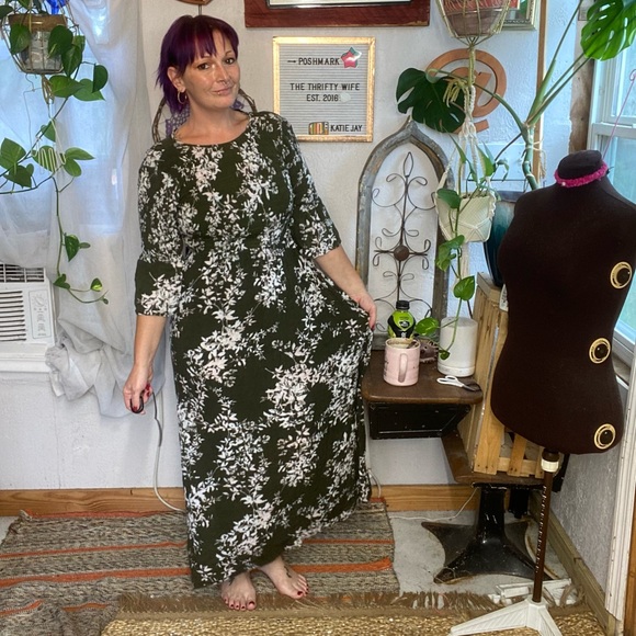 ECI New York Green & Cream Floral Smocked Maxi Dress Size Small - Picture 1 of 15
